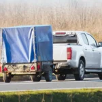 Plachta na mieru namontovaná na prívesnom vozíku za autom – PVC krytie ako spoľahlivá ochrana pred poveternostnými vplyvmi a znečistením počas prepravy.